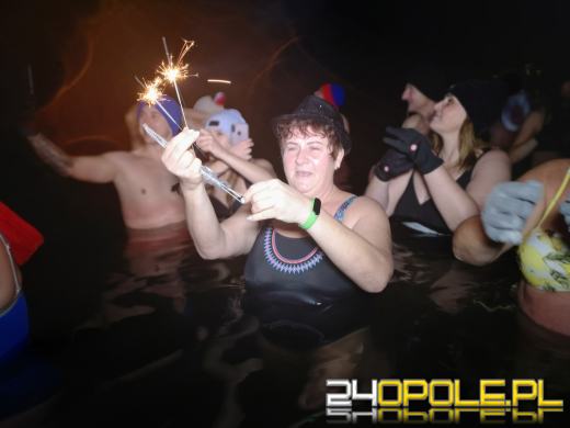 Powitali Nowy Rok w lodowatej wodzie! 