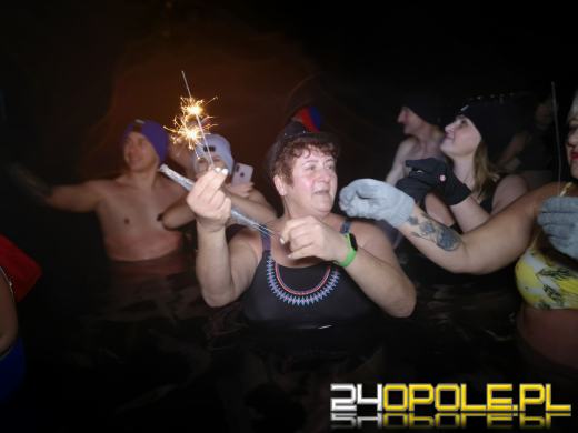 Powitali Nowy Rok w lodowatej wodzie! 