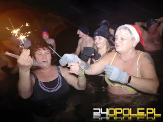 Powitali Nowy Rok w lodowatej wodzie! 