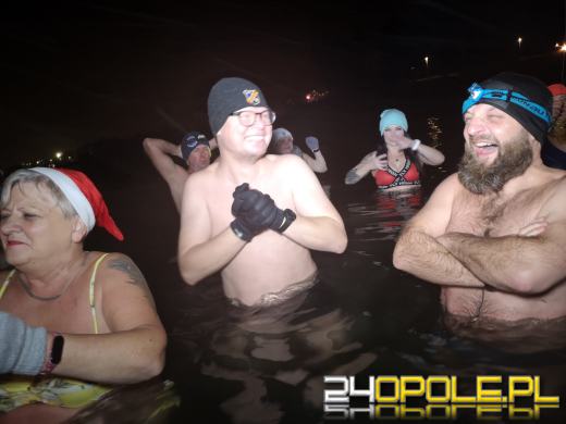 Powitali Nowy Rok w lodowatej wodzie! 
