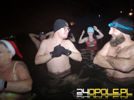 Powitali Nowy Rok w lodowatej wodzie! 