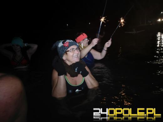 Powitali Nowy Rok w lodowatej wodzie! 