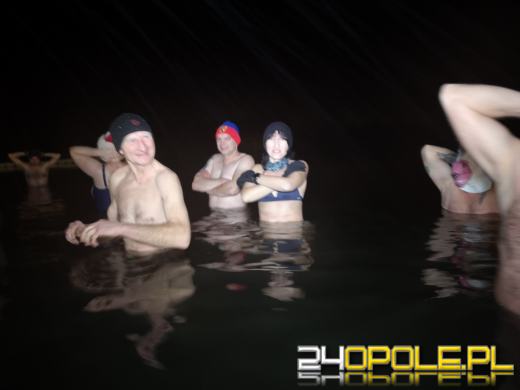 Powitali Nowy Rok w lodowatej wodzie! 