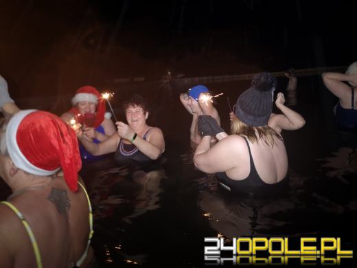 Powitali Nowy Rok w lodowatej wodzie! 