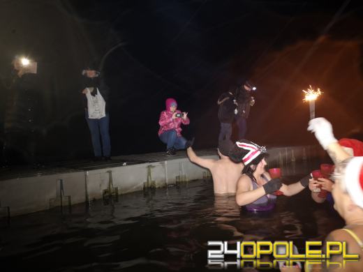 Powitali Nowy Rok w lodowatej wodzie! 