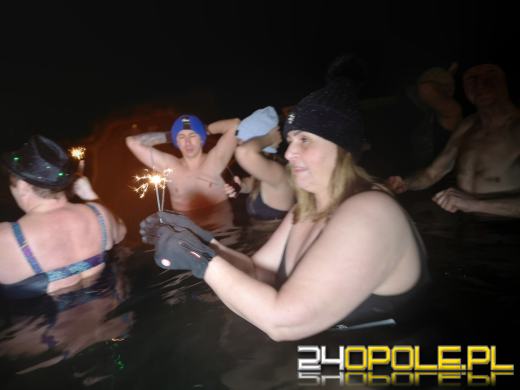 Powitali Nowy Rok w lodowatej wodzie! 