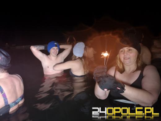 Powitali Nowy Rok w lodowatej wodzie! 