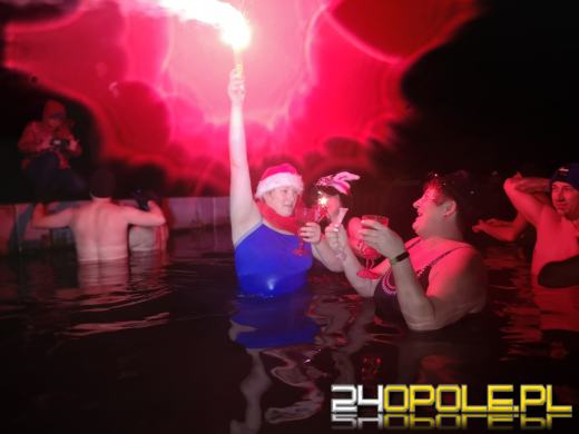 Powitali Nowy Rok w lodowatej wodzie! 