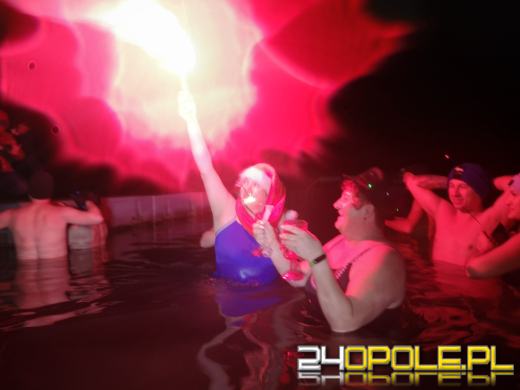 Powitali Nowy Rok w lodowatej wodzie! 