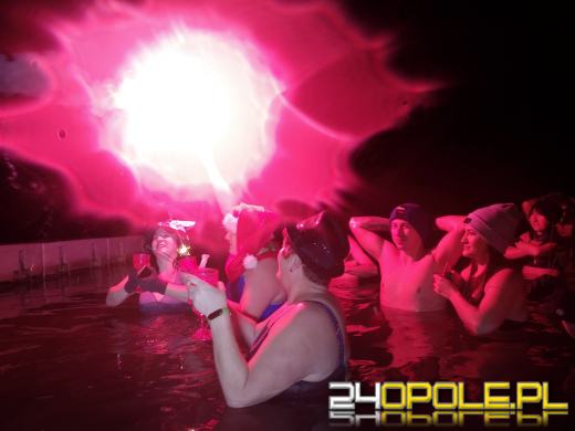 Powitali Nowy Rok w lodowatej wodzie! 