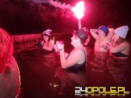Powitali Nowy Rok w lodowatej wodzie! 