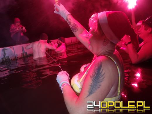 Powitali Nowy Rok w lodowatej wodzie! 