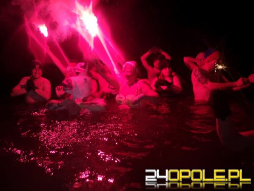 Powitali Nowy Rok w lodowatej wodzie! 