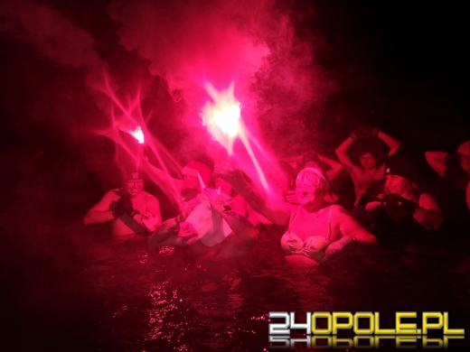 Powitali Nowy Rok w lodowatej wodzie! 