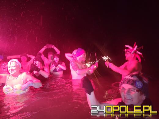 Powitali Nowy Rok w lodowatej wodzie! 