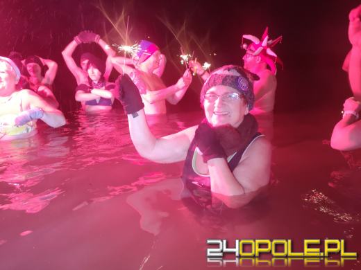 Powitali Nowy Rok w lodowatej wodzie! 