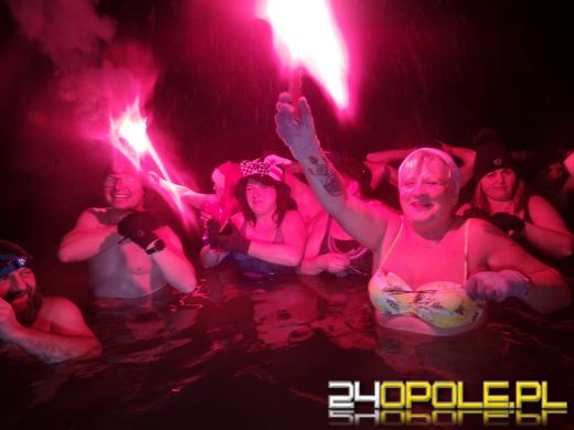 Powitali Nowy Rok w lodowatej wodzie! 