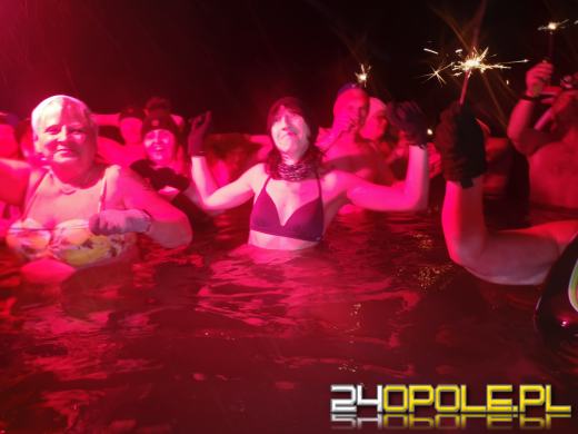 Powitali Nowy Rok w lodowatej wodzie! 