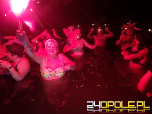 Powitali Nowy Rok w lodowatej wodzie! 