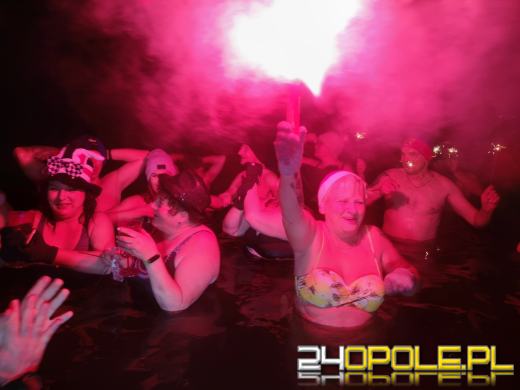 Powitali Nowy Rok w lodowatej wodzie! 