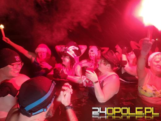 Powitali Nowy Rok w lodowatej wodzie! 