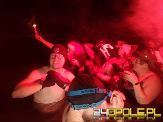 Powitali Nowy Rok w lodowatej wodzie! 