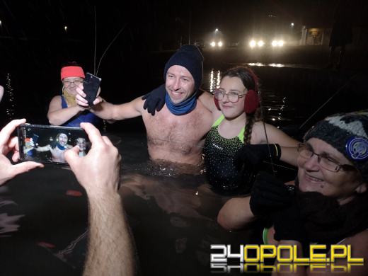 Powitali Nowy Rok w lodowatej wodzie! 