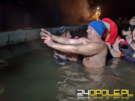 Powitali Nowy Rok w lodowatej wodzie! 