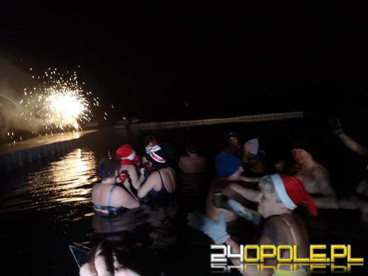 Powitali Nowy Rok w lodowatej wodzie! 