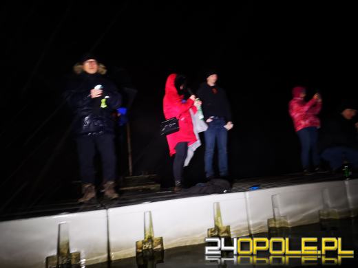 Powitali Nowy Rok w lodowatej wodzie! 