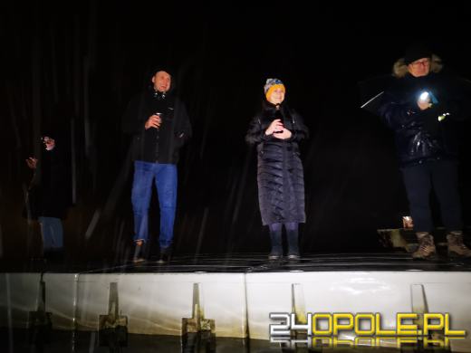 Powitali Nowy Rok w lodowatej wodzie! 