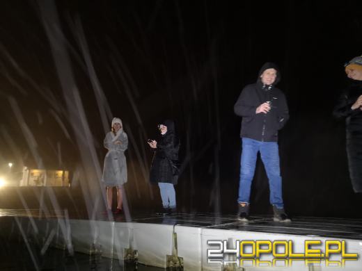 Powitali Nowy Rok w lodowatej wodzie! 