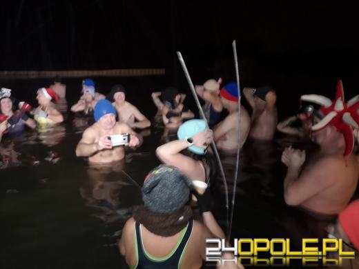 Powitali Nowy Rok w lodowatej wodzie! 