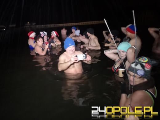 Powitali Nowy Rok w lodowatej wodzie! 