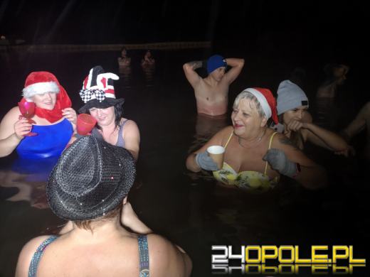 Powitali Nowy Rok w lodowatej wodzie! 