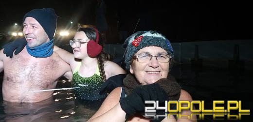 Powitali Nowy Rok w lodowatej wodzie! 