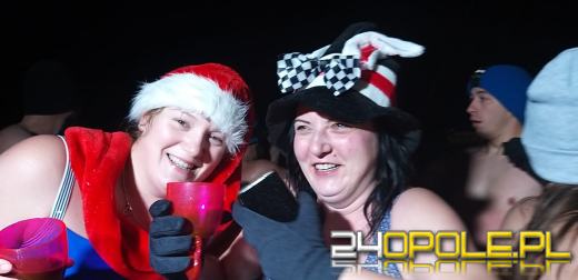 Powitali Nowy Rok w lodowatej wodzie! 