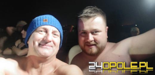 Powitali Nowy Rok w lodowatej wodzie! 
