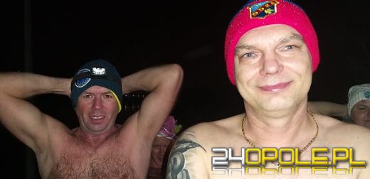 Powitali Nowy Rok w lodowatej wodzie! 