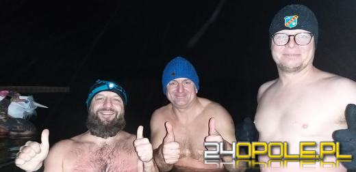 Powitali Nowy Rok w lodowatej wodzie! 