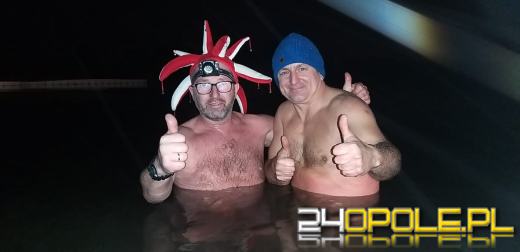 Powitali Nowy Rok w lodowatej wodzie! 