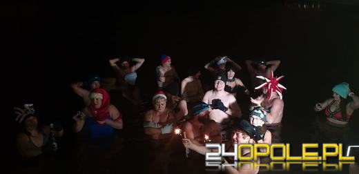 Powitali Nowy Rok w lodowatej wodzie! 