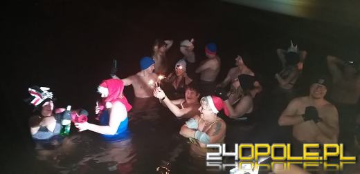 Powitali Nowy Rok w lodowatej wodzie! 