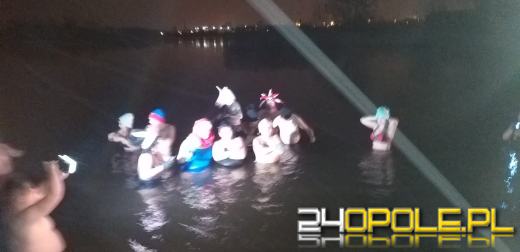 Powitali Nowy Rok w lodowatej wodzie! 