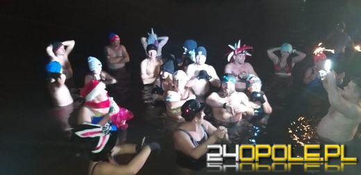 Powitali Nowy Rok w lodowatej wodzie! 