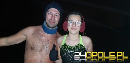Powitali Nowy Rok w lodowatej wodzie! 