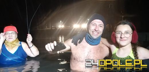 Powitali Nowy Rok w lodowatej wodzie! 