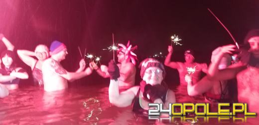 Powitali Nowy Rok w lodowatej wodzie! 