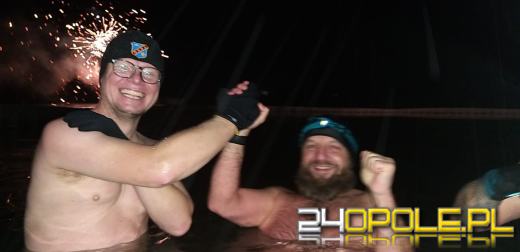 Powitali Nowy Rok w lodowatej wodzie! 