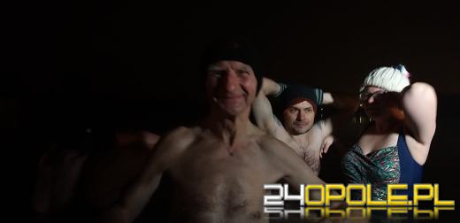 Powitali Nowy Rok w lodowatej wodzie! 